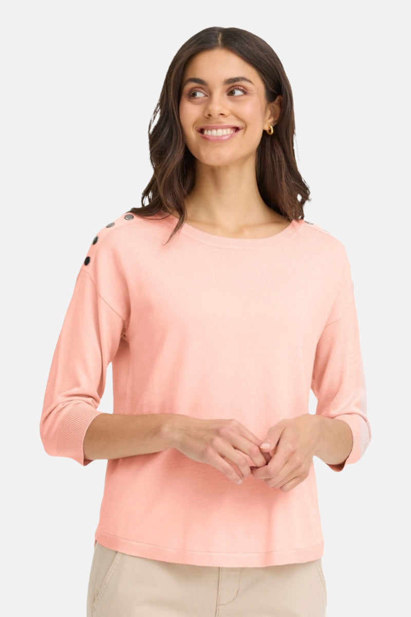 Pull à col rond rose de Fransa®, agrémenté de boutons décoratifs aux épaules et porté avec un pantalon beige.