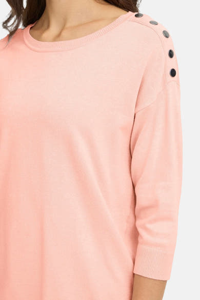 Pull à col rond rose van Fransa, avec des boutons décoratifs sur l'épaule.
