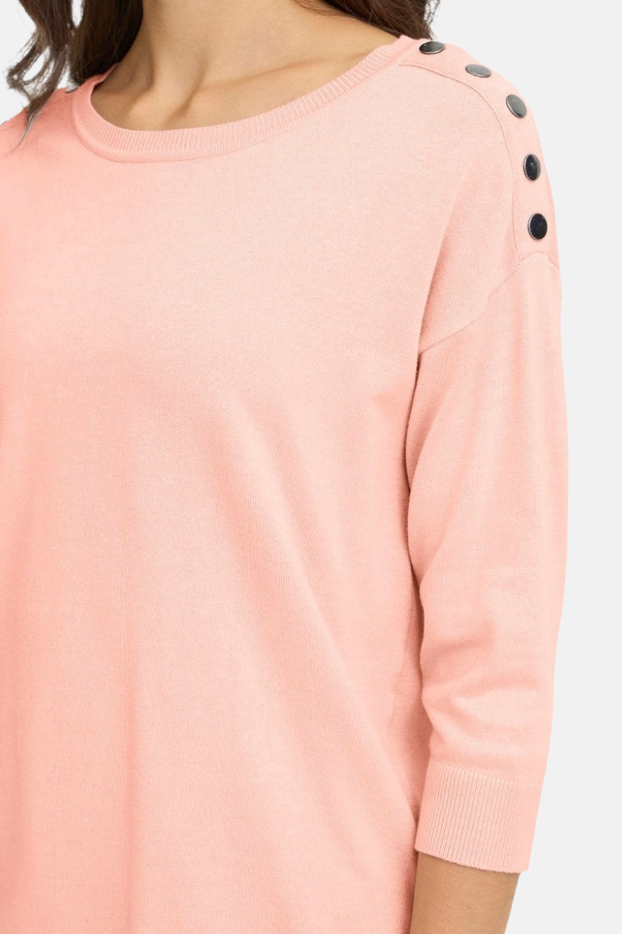 Pull à col rond rose van Fransa, avec des boutons décoratifs sur l'épaule.
