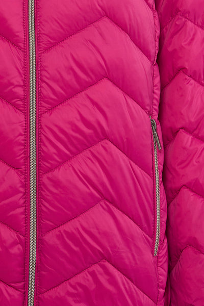 Veste courte rose par Fransa®, avec fermeture éclair argentée et motif matelassé en chevron.