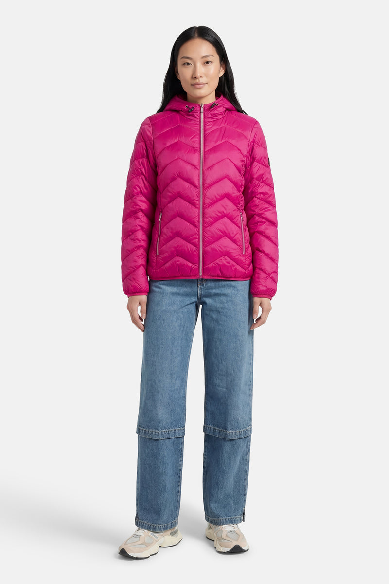 Veste courte rose de Fransa, avec motif matelassé et capuche, portée avec un jean ample bleu.
