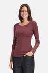 Bordeaux long-sleeve ribbed T-shirt with lace cuffs, worn by model in front view with dark jeans