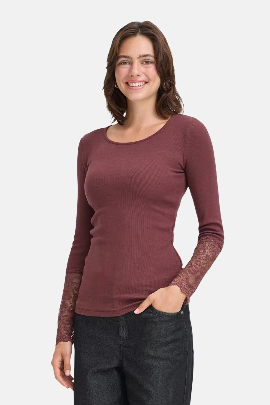 Bordeaux long-sleeve ribbed T-shirt with lace cuffs, worn by model in front view with dark jeans