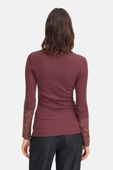 Bordeaux long-sleeve ribbed T-shirt with lace cuffs, back view, worn with dark jeans