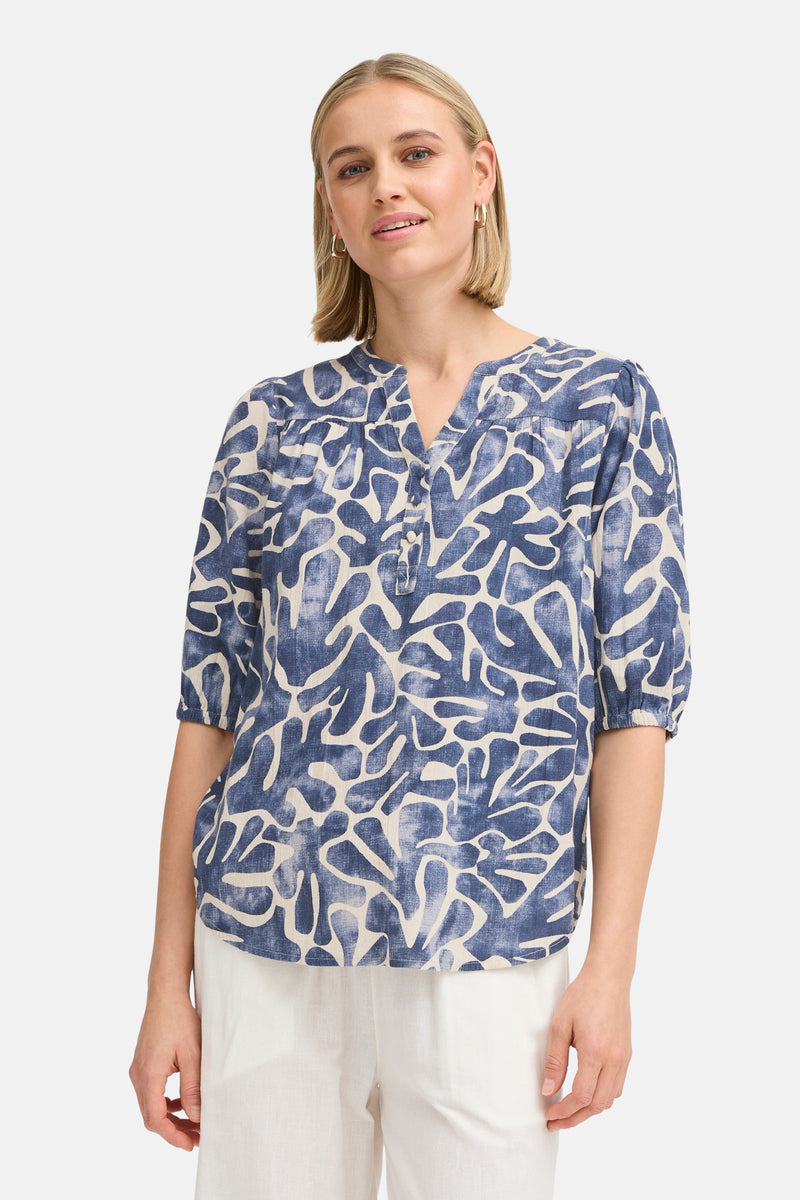 Blauwe blouse met korte mouwen van Fransa, met blauw-wit abstract patroon.