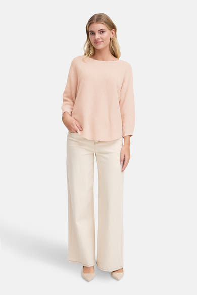 Pull à col rond rose de Fransa, porté avec un pantalon large crème et des escarpins assortis.