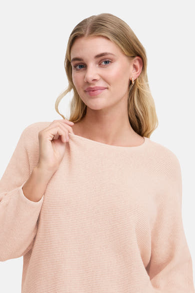 Pull à col rond rose de Fransa®, en tricot texturé, porté par un mannequin blond avec boucles d'oreilles dorées.
