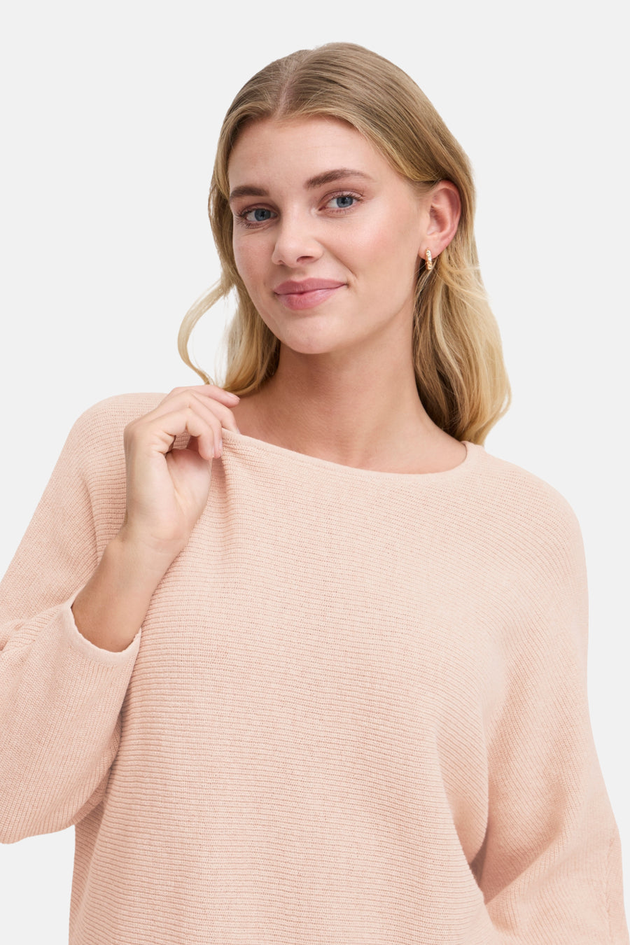 Pull à col rond rose de Fransa®, en tricot texturé, porté par un mannequin blond avec boucles d'oreilles dorées.
