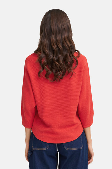 Pull à col rond rouge de Fransa, tricoté, porté avec un pantalon bleu foncé, vue de dos.
