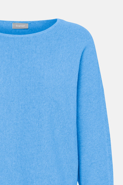Pull à col rond bleu de Fransa, en maille côtelée texturée, sur fond clair.