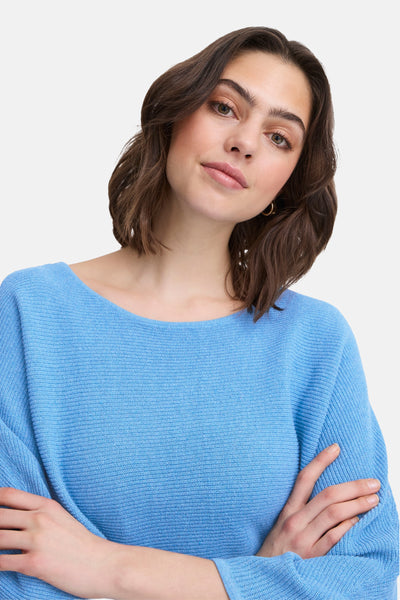 Pull à col rond bleu de Fransa, porté par un mannequin, texture en maille.
