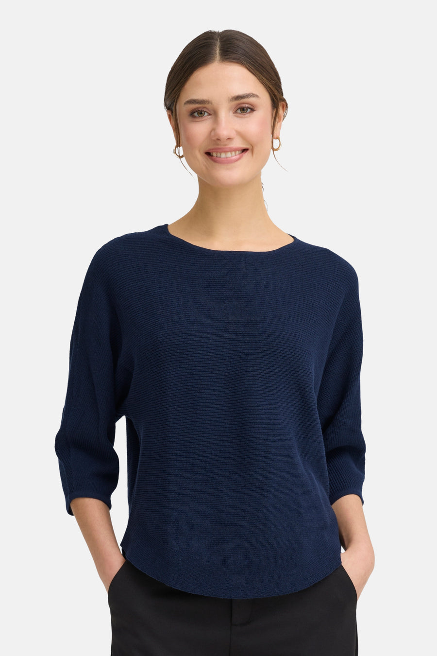 Pull à col rond bleu de Fransa, avec texture côtelée et manches trois-quarts, porté avec un pantalon noir.
