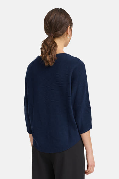 Blauwe rondehals trui van Fransa, getextureerd, gedragen met een wijde zwarte broek, achtergezicht.