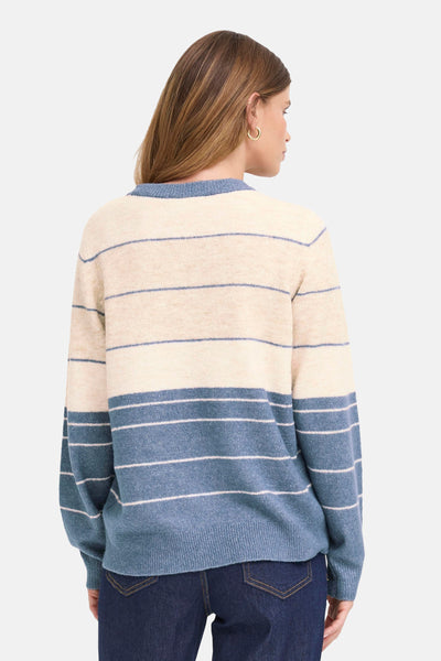 Pull à col rond multicolore de Fransa, à rayures horizontales bleues et blanches, porté avec un jean.
