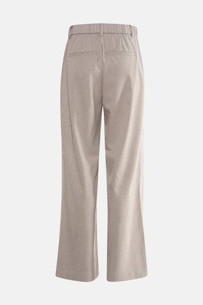Beige broek uit Frankrijk, losse pasvorm en elastische tailleband, met paspelzakken achter.