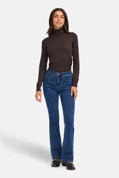 Bootcut jeans in donkerblauw denim van Fransa, gedragen met een bruine coltrui en bordeauxrode loafers.