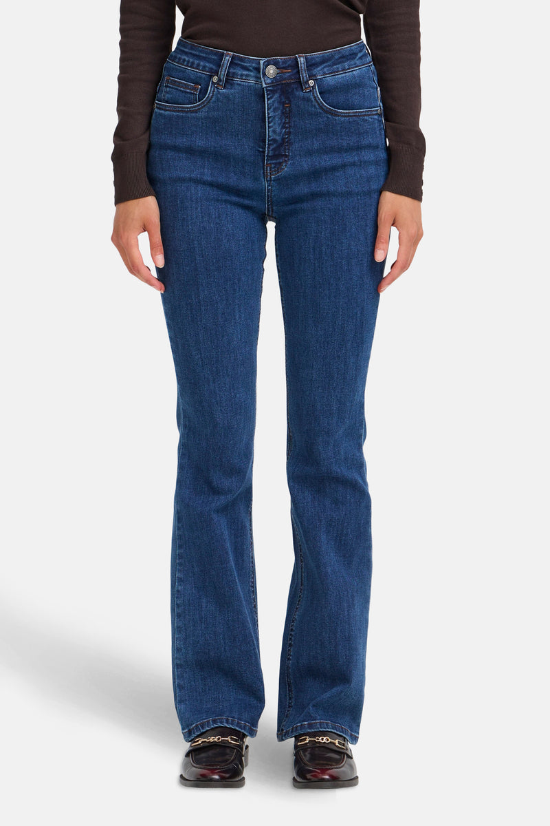 Bootcut jeans in donkerblauw denim van Fransa, hoge taille, gedragen met een bruine trui en loafers.