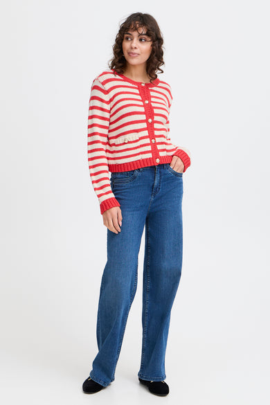 Gestreept rood en crèmekleurig gilet van Fransa, met decoratieve zakken en gedragen met een wijde jeans.