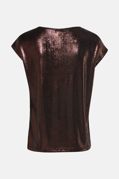 T-shirt à manches courtes marron de Fransa, avec un effet brillant et une texture plissée, vue de dos.
