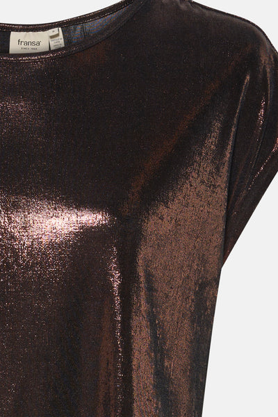 T-shirt brun à manches courtes de Fransa, en tissu brillant avec effet métallique et texture plissée.
