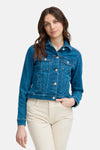 Veste denim bleu moyen en denim par Fransa, avec boutons argentés et poches à rabat.
