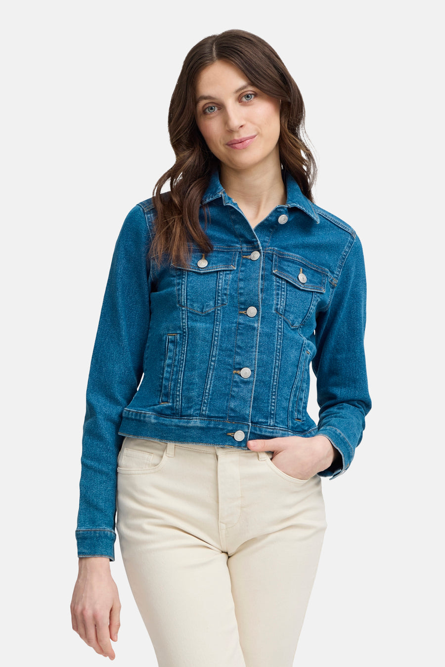 Veste denim bleu moyen en denim par Fransa, avec boutons argentés et poches à rabat.