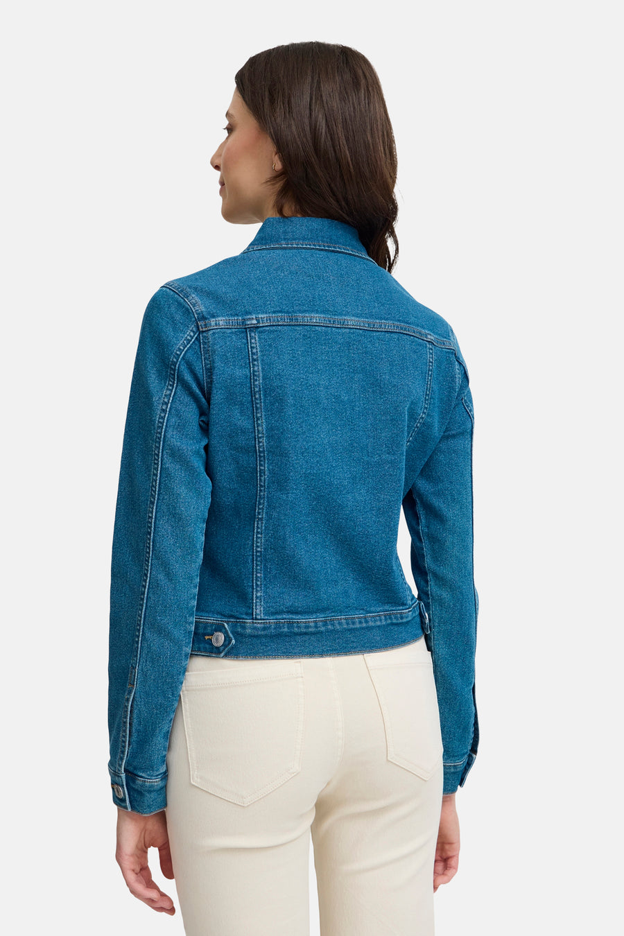 Veste en denim bleu moyen de Fransa, vue de dos, portée avec un pantalon écru.
