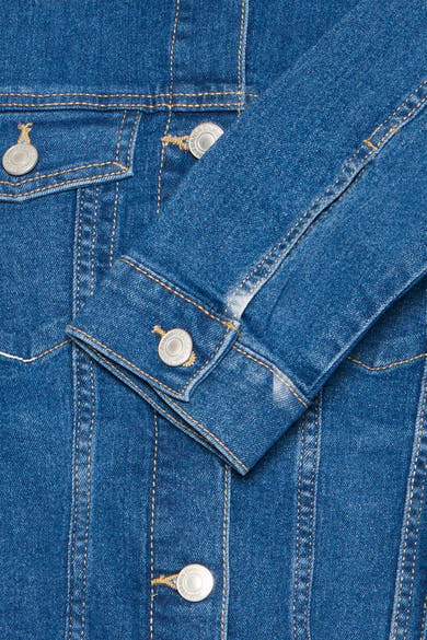 Veste en denim bleu moyen de Fransa, avec une texture en jean et des boutons argentés.
