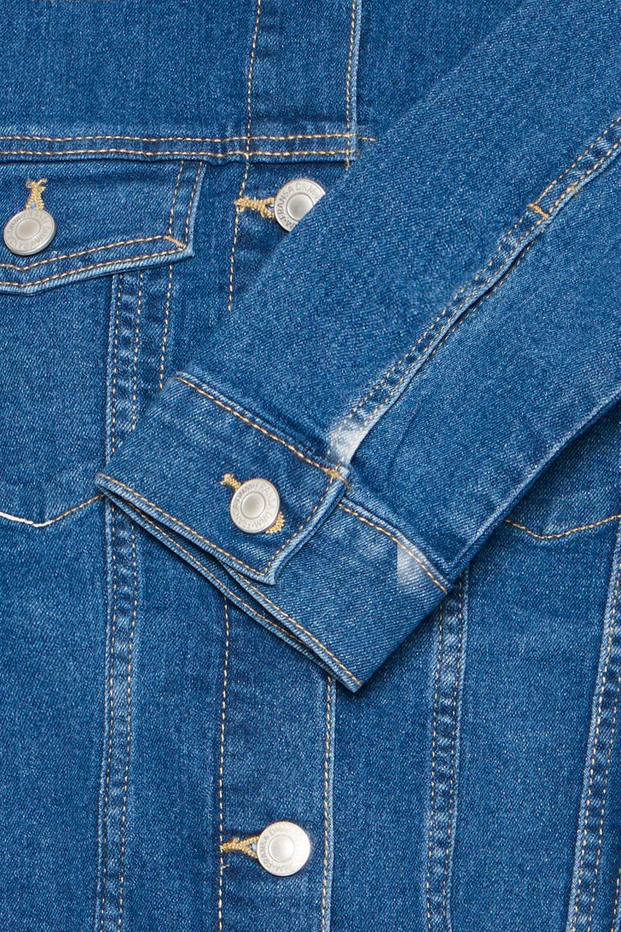 Veste en denim bleu moyen de Fransa, avec une texture en jean et des boutons argentés.

