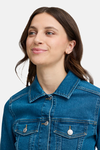 Veste en denim bleu moyen de Fransa, avec boutons argentés, coutures contrastées et coupe classique.