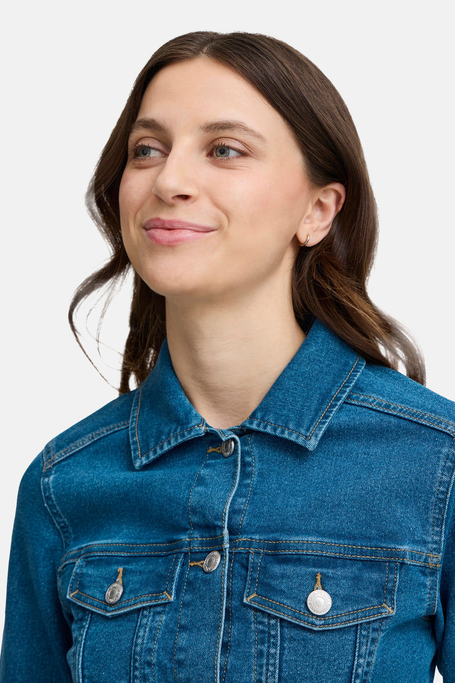 Veste en denim bleu moyen de Fransa, avec boutons argentés, coutures contrastées et coupe classique.