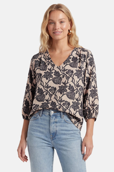 Blouse multicolore à manches 3/4 de Fransa, à motif floral noir sur fond beige et col en V.