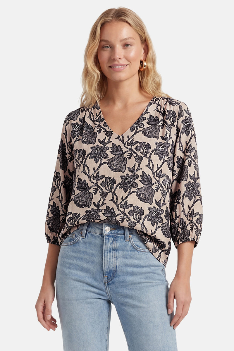 Blouse multicolore à manches 3/4 de Fransa, à motif floral noir sur fond beige et col en V.