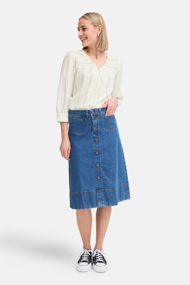 Multikleurig 3/4-mouwen blouse van Fransa, gedragen met een spijkerrok en zwart-witte lage sneakers.
