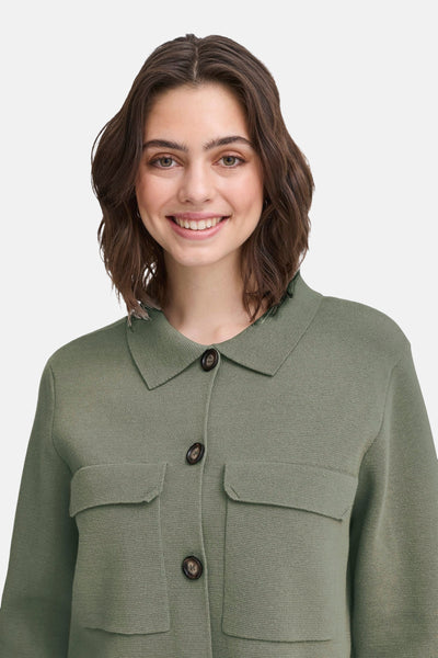 Kaki Fransa gilet met knoopsluiting, opgestikte zakken en een klassieke kraag.