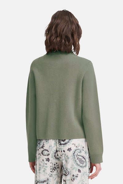 Kaki vest uit Frankrijk, gedragen met een bloemenbroek, achterzicht.