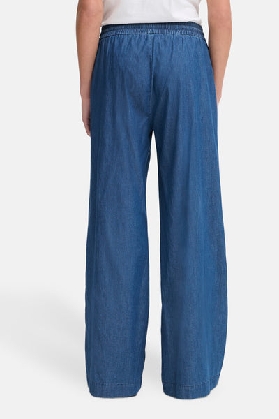 Wijde blauwe broek uit Frankrijk, met elastische taille en wijde pasvorm, van achteren gezien.