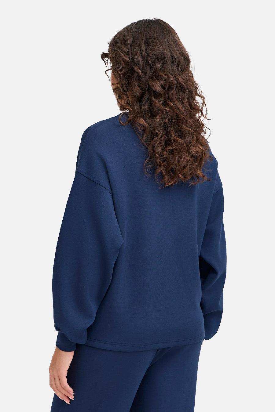 Sweat-shirt bleu de Fransa, vu de dos, porté avec un pantalon de survêtement assorti.