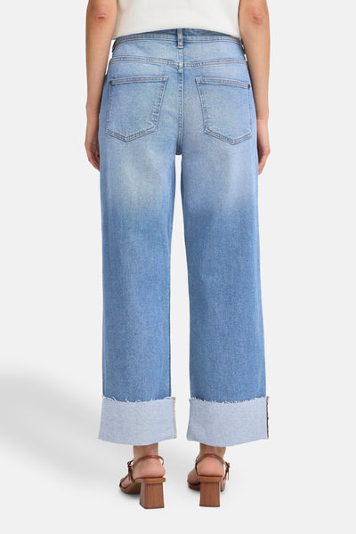 Jeans larges en denim bleu moyen de Fransa, avec ourlets retroussés et coupe décontractée.