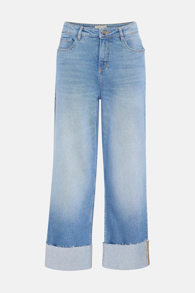 Jean large en denim bleu moyen de Fransa, avec ourlets retroussés.
