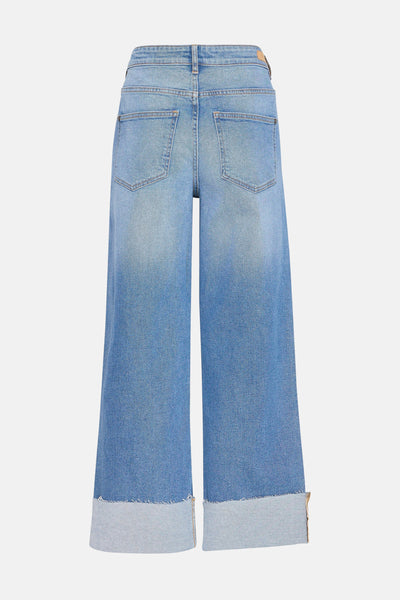 Jean large en denim bleu moyen de Fransa, avec des ourlets retroussés.
