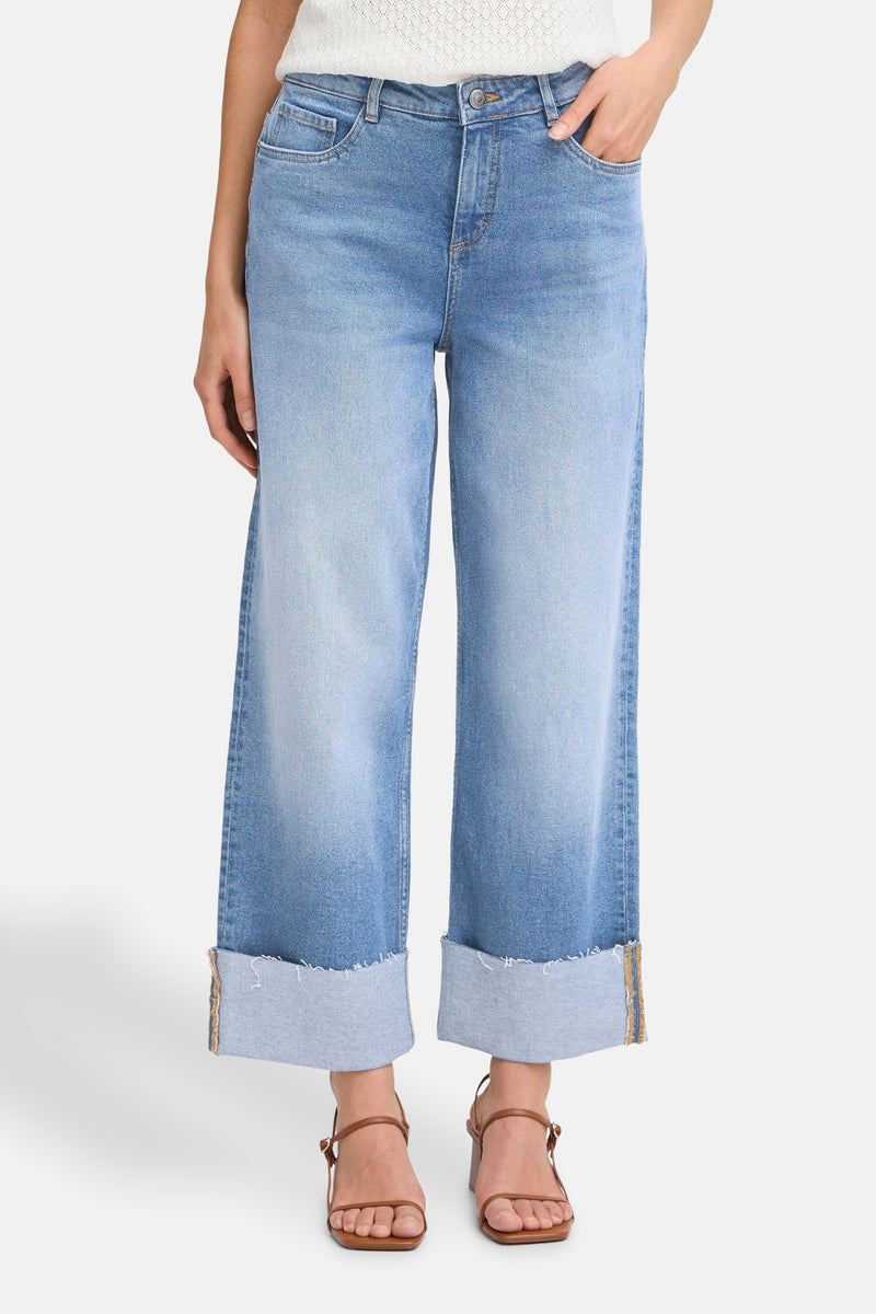 Wijde spijkerbroek in middieblauw denim van Fransa, met de hand in de zak