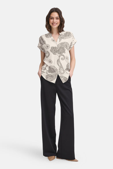 Ecru blouse met korte mouwen van Fransa®, met zwart paisley-patroon en zwarte broek met wijde pijpen.
