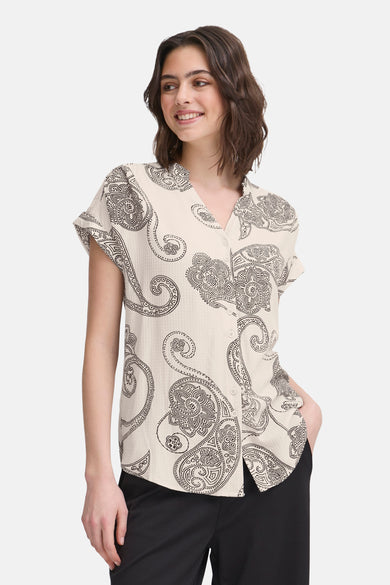 Ecru blouse met korte mouwen van Fransa, met zwart paisley-patroon en een relaxte pasvorm.