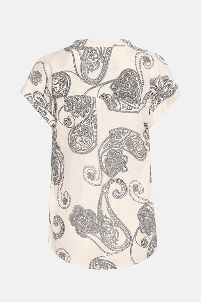 Blouse écru à manches courtes de Fransa, avec un imprimé cachemire noir sur toute la surface.