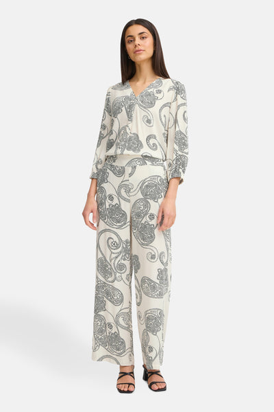Ecru broek van Fransa, met een zwart paisley-patroon, gedragen met zwarte hak sandalen.