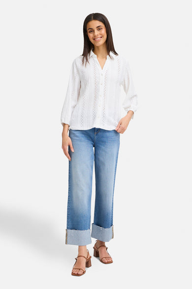 Wit overhemd met lange mouwen van Fransa, met ajourtextuur en gedragen met een omgeslagen blauwe jeans.