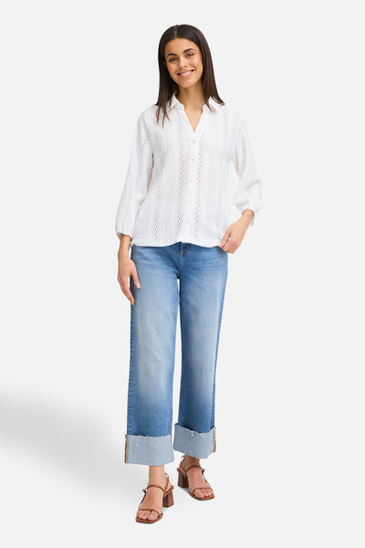 Wit overhemd met lange mouwen van Fransa, met ajourtextuur en gedragen met een omgeslagen blauwe jeans.