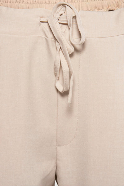 Beige broek Frankrijk, met trekkoord in de taille en discrete zijzakken.