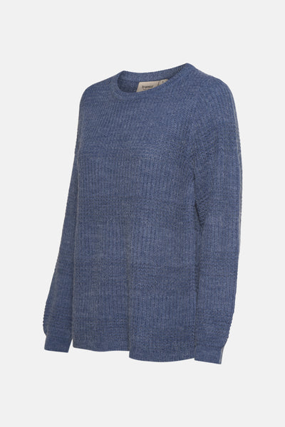 Pull col rond bleu de Fransa, en maille côtelée texturée, présenté en vue de trois quarts.
